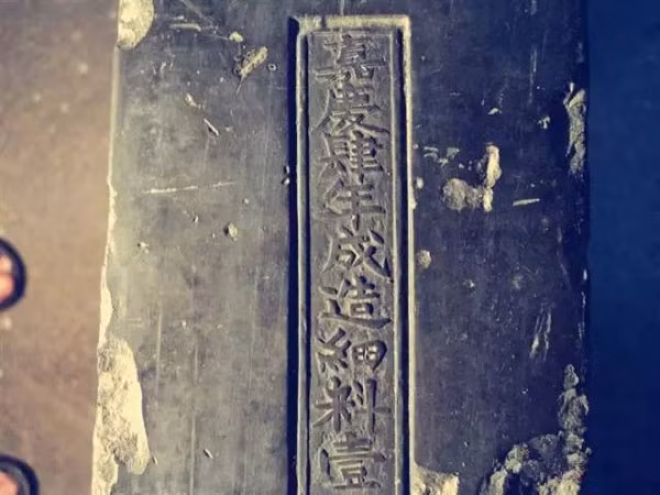 Việc sản xuất một viên "gạch vàng" mất đến 720 ngày và đi qua nhiều công đoạn phức tạp, đòi hỏi tay nghề tinh vi của những nghệ nhân.