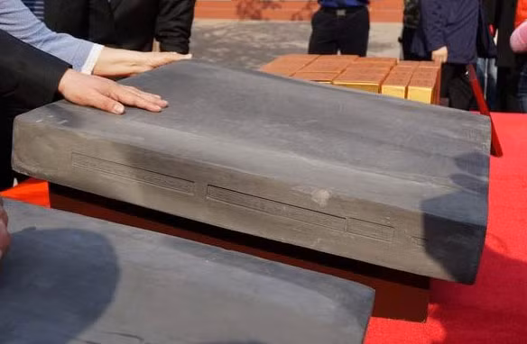 Tử Cấm Thành được mô tả là "đông ấm, hạ mát" nhờ sự dày, khả năng hút nước mạnh và khả năng làm mát, làm giảm nhiệt trong mùa hè.