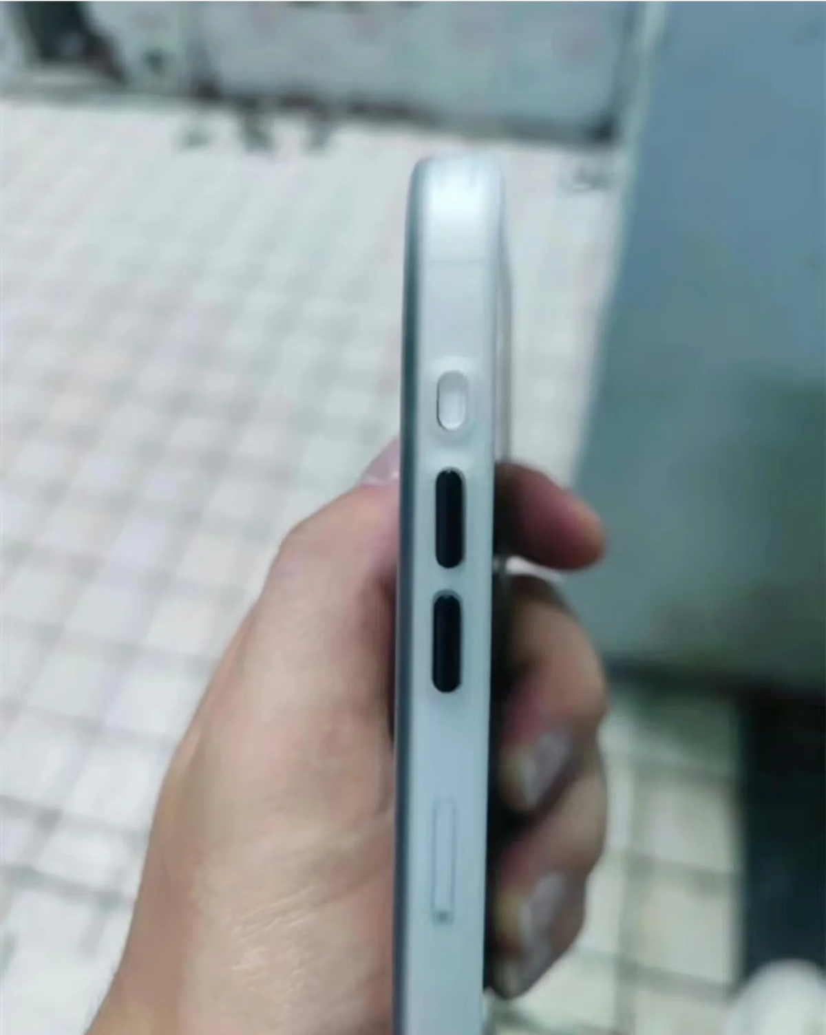 Theo thông tin từ chuyên gia phân tích Mark Gurman, iPhone 15 Pro dự kiến sẽ có viền màn hình mỏng hơn so với các phiên bản trước đó, với viền xung quanh màn hình giảm xuống còn khoảng 1,5 mm.