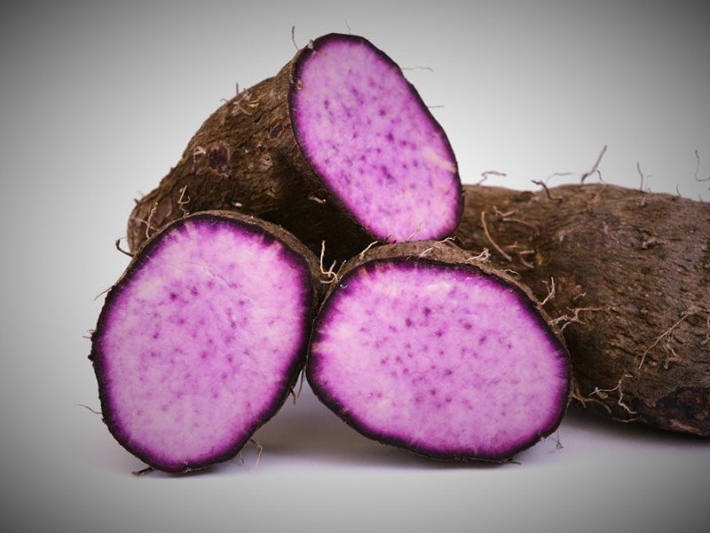 Khoai mỡ tím chứa nhiều chất chống oxy hóa và vitamin C, giúp tăng cường hệ miễn dịch và ngăn chặn sự phá hủy của các gốc tự do trong cơ thể.