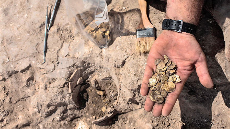 Các đồng tiền vàng được làm từ cuối thế kỷ 9, trong thời kỳ triều đại Abbasid Hồi giáo, một triều đại cai trị lãnh thổ rộng lớn từ Algeria đến Afghanistan ngày nay. Tổng trọng lượng của các đồng xu là 845 gr