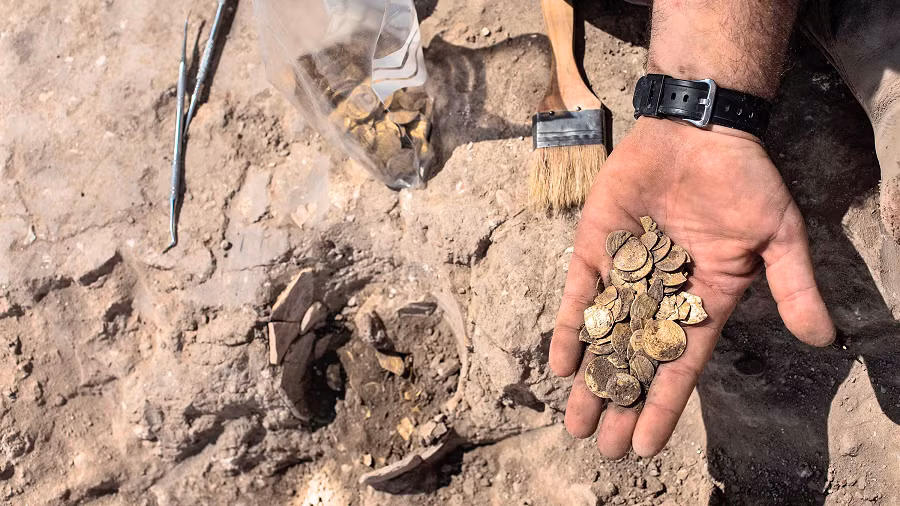 Các đồng tiền vàng được làm từ cuối thế kỷ 9, trong thời kỳ triều đại Abbasid Hồi giáo, một triều đại cai trị lãnh thổ rộng lớn từ Algeria đến Afghanistan ngày nay. Tổng trọng lượng của các đồng xu là 845 gr