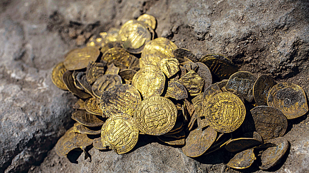 Những đồng xu vàng này thể hiện người sở hữu phải là người giàu có hoặc có hoạt động buôn bán, giao thương. Một số đồng xu vàng trong kho báu này có giá trị tương đương với mức lương hàng năm của một chủ trang trại hoặc có thể mua một ngôi nhà sang trọng tại thời điểm đó.