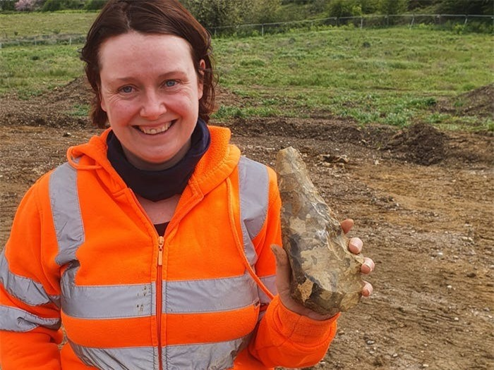 Các cổ vật này là những chiếc rìu tay làm bằng đá, có hình dạng đối xứng với cạnh cắt dài và được tìm thấy cùng với hơn 800 món đồ tạo tác khác ở Thung lũng Medway, hạt Kent.