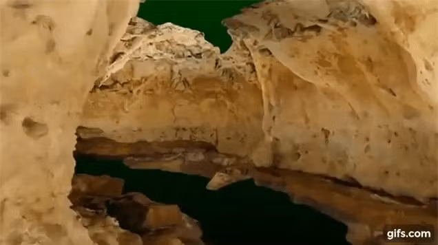 Các nhà khảo cổ đặt ra nhiều giả thuyết về mục đích sử dụng của những cổ vật khổng lồ này, như xẻ thịt hoặc lột da động vật.