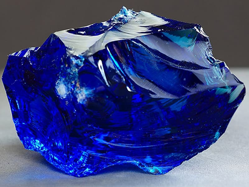 Đá Sapphire là một loại đá quý thuộc dòng khoáng vật Corundum, tương tự như đá Ruby. Đá Sapphire có nhiều màu sắc khác nhau, nhưng màu xanh dương là màu phổ biến và được yêu thích nhất.