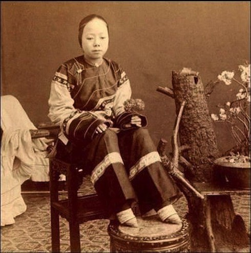 Trong triều đại phong kiến Trung Quốc, tập tục bó chân đã trở thành biểu tượng về vẻ đẹp và địa vị xã hội của phụ nữ. Đặc biệt, các phi tần mỹ nữ trong cung cũng thường thực hiện tập tục này để có đôi chân nhỏ xinh, được gọi là "gót sen ba tấc".