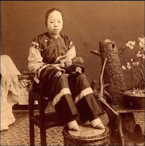 Trong triều đại phong kiến Trung Quốc, tập tục bó chân đã trở thành biểu tượng về vẻ đẹp và địa vị xã hội của phụ nữ. Đặc biệt, các phi tần mỹ nữ trong cung cũng thường thực hiện tập tục này để có đôi chân nhỏ xinh, được gọi là "gót sen ba tấc".