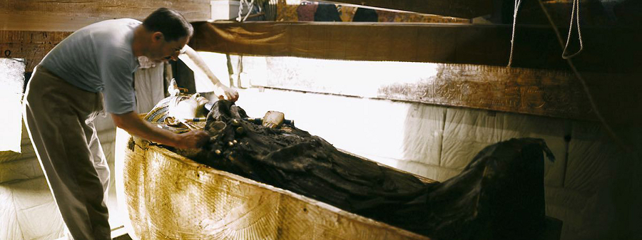 Những người liên quan đến việc khám phá và mở lăng mộ đã trải qua nhiều bi kịch và cái chết bí ẩn.