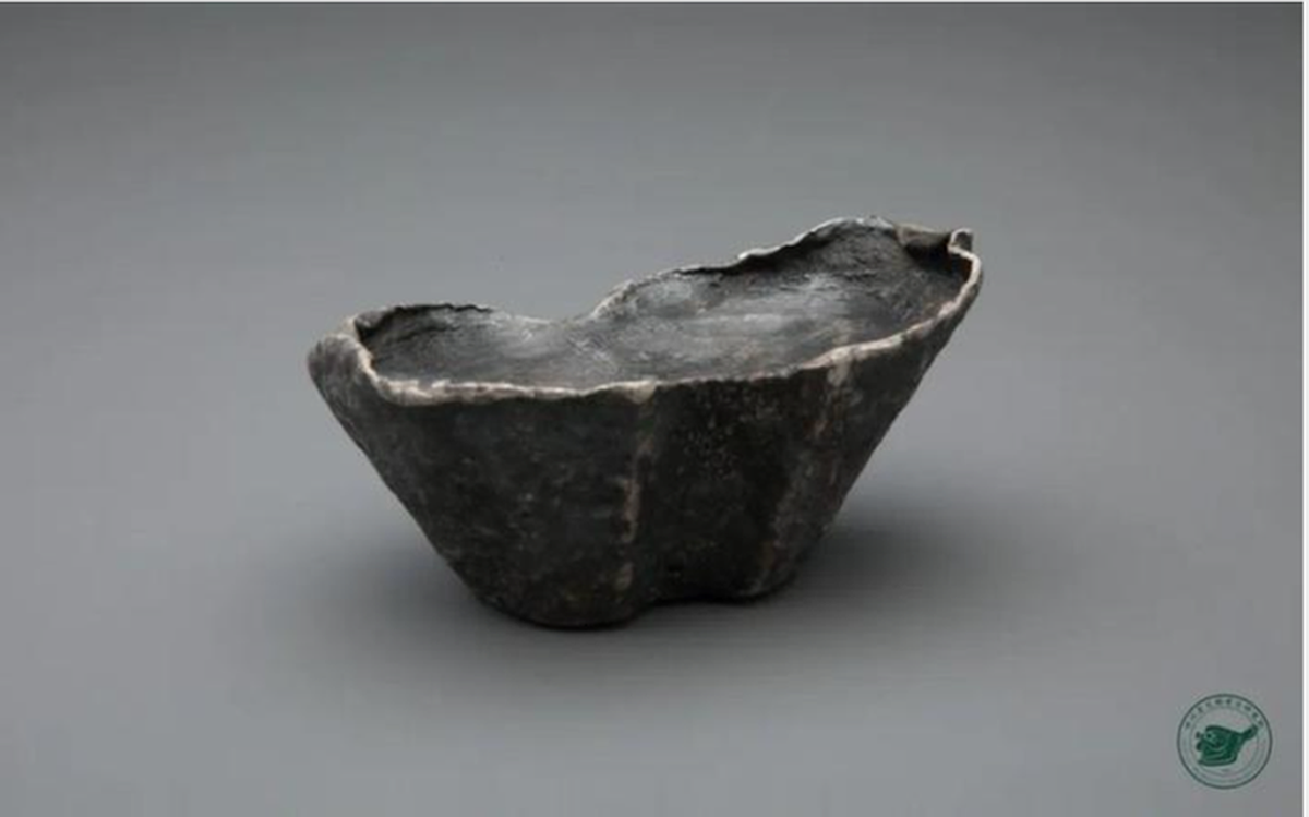 Các chuyên gia cho rằng, đây là kho báu của nhà Minh. Khúc gỗ này được xác định là Thanh cương bổng, một công cụ cất giấu bảo vật của Trương Hiến Trung - người lãnh đạo khởi nghĩa nông dân vào cuối thời nhà Minh. Thanh cương bổng là một khúc gỗ khoét rỗng, đựng các thỏi bạc, và nó đã được cất giấu trong lòng sông Mân.