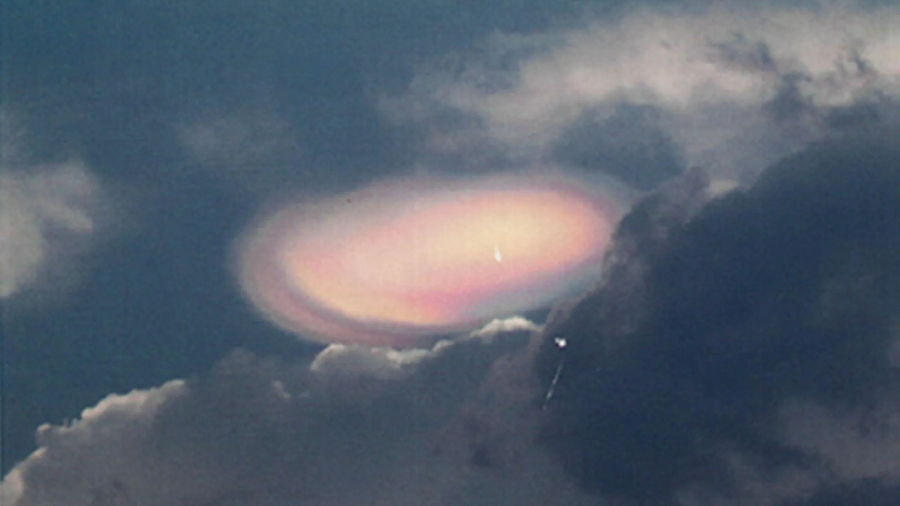 Ngoài ra, sự việc này cũng đặt ra nhiều câu hỏi về mối liên quan giữa chính phủ và sự thật về UFO. Việc giữ bí mật về những tài liệu này và yêu cầu người chứng kiến giữ bí mật đã gây thêm lớp vỏ bọc bí ẩn cho các sự kiện này.