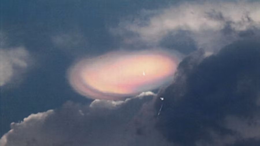 Ngoài ra, sự việc này cũng đặt ra nhiều câu hỏi về mối liên quan giữa chính phủ và sự thật về UFO. Việc giữ bí mật về những tài liệu này và yêu cầu người chứng kiến giữ bí mật đã gây thêm lớp vỏ bọc bí ẩn cho các sự kiện này.