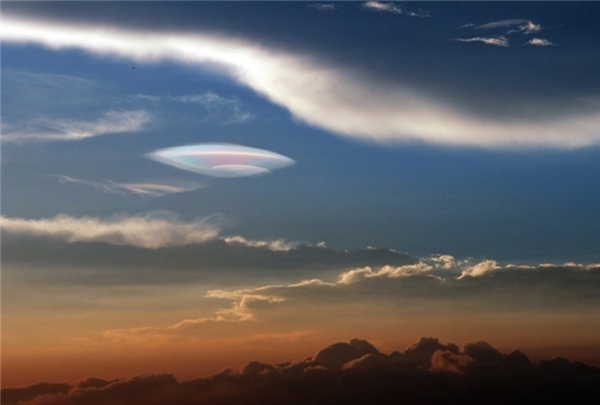 Những UFO này không giống với hình ảnh quen thuộc về các đĩa bay ngoài không gian. Thay vào đó, những đám mây lạ đẹp mắt xuất hiện với ánh sáng màu xanh và trắng nhấp nháy, tạo nên cảnh tượng tuyệt đẹp nhưng đầy bí ẩn.