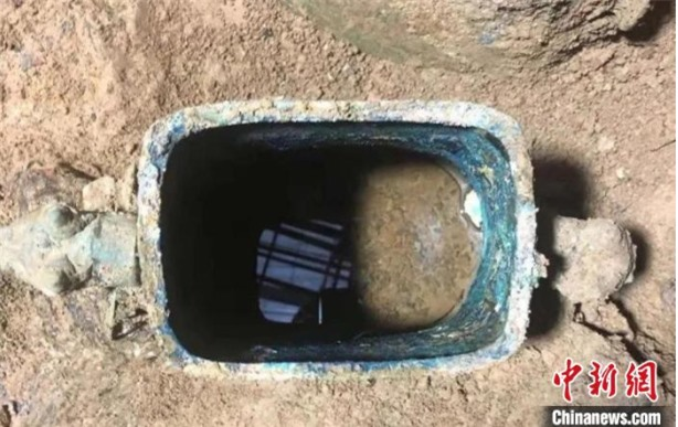 Đây là phát hiện quan trọng, cho thấy chất lỏng trong các chiếc ấm là rượu trái cây được lên men từ thời nhà Chu. Điều này khiến nhiều người ngạc nhiên và đánh giá cao về giá trị của khám phá này đối với ngành khảo cổ học và nghiên cứu về văn hóa cổ đại. (Ảnh: Xinhuanet)