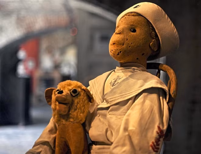 2. Búp bê Robert: Chú búp bê được tặng cho cậu bé Robert Otto và sau khi cậu qua đời, nhiều người chứng kiến hiện tượng kỳ lạ xảy ra với búp bê này. Chú có khả năng tự di chuyển và phá hoại đồ đạc, và có người nghe thấy tiếng bước chân và tiếng cười trong nhà.