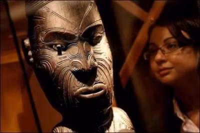 3. Những chiếc mặt nạ chiến binh Maori: Người Maori của New Zealand tạo chiếc mặt nạ trước trận chiến để linh hồn của người chiến binh khuấy động có thể quay lại và trú ngụ trong mặt nạ. Dường như những chiếc mặt nạ này ảnh hưởng xấu đến phụ nữ đặc biệt là khi mang thai. Một bảo tàng ở Anh phải đặt biển cảnh báo để bảo vệ phụ nữ khỏi những chiếc mặt nạ mang lời nguyền này.