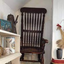 1. Chiếc ghế tử thần của Busby: Là một trong những cổ vật mang lời nguyền chết chóc đáng sợ nhất thế giới, chiếc ghế này ban đầu thuộc về Thomas Busby, người bị kết án tử hình vào năm 1702 sau khi giết chết bố vợ.