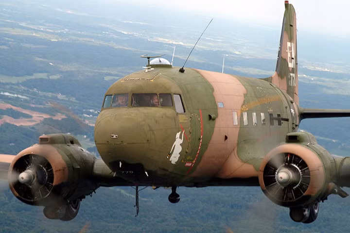 Một khi được điều vào trận, máy bay này có thể bay lượn lòng vòng trên mục tiêu trong vài giờ liền để bắn chế áp.