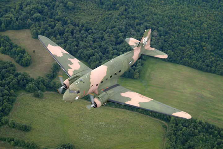 Máy bay còn có pháo sáng có thể thắp sáng cả chiến trường.