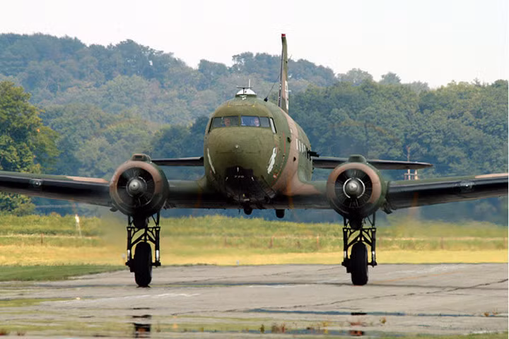 Máy bay mang tới 24.000 viên đạn súng máy.