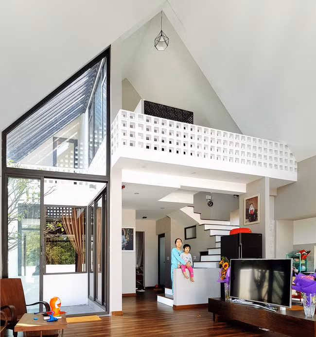 Trên khu đất 110m2, ngôi nhà với mặt tiền sử dụng đá chẻ và gạch thông gió ở Quảng Bình khiến người xem phải ngỡ ngàng bởi thiết kế khác lạ nhưng vô cùng tiện nghi. Ảnh: Trí thức trẻ.