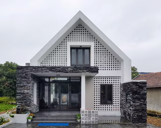  4. Nhà đá ở Quảng Bình Ngôi nhà đá ở Đồng Hới, Quảng Bình do anh Phạm Hùng, là một kiến trúc sư đồng thời là chủ căn nhà độc lạ này thiết kế. Ảnh: Trí thức trẻ