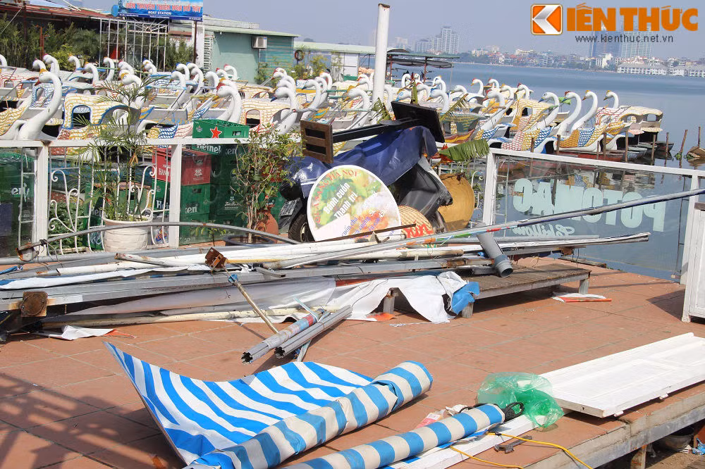 Hình ảnh cuối cùng về những du thuyền trên Hồ Tây - nơi đã từng là khu vui chơi đẹp, rất hút khách của giới trẻ Hà thành. Tuy nhiên, việc những du thuyền này xả rác thải bừa bãi làm ô nhiễm môi trường nước Hồ Tây đã khiến nhiều người dân bức xúc.