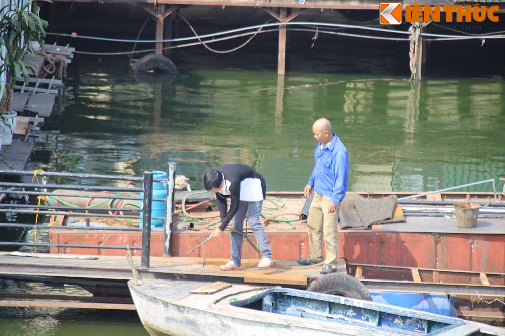 Các tấm sắt được cậy rời khỏi khung...