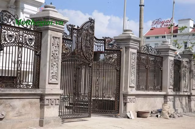 "Tòa nhà Quốc hội Mỹ" của một đại gia Ninh Bình có hệ thống cổng, hàng rào mặt tiền được thiết kế đúc bằng gang với ưu điểm có độ bền lên đến hàng trăm năm, chịu được khí hậu khắc nghiệt của thời tiết mà không bị gỉ. Ảnh: Một thế giới.