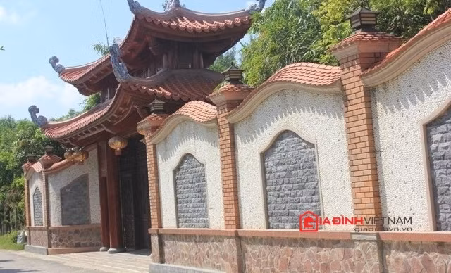 Cơ ngơi hàng trăm tỷ đồng của đại gia Lê Đình Cường (Vinh, Nghệ An) được xây dựng trên khuôn viên hơn 4 nghìn m2 với bộ cổng biệt thự bề thế hoành tráng. Cổng vào luôn đóng kín, quan sát bằng camera và điều khiển từ trong phía nhà. Ảnh: Gia đình Việt Nam.