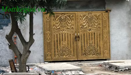 Ngay tại trung tâm quận Tây Hồ, Hà Nội, ngôi biệt thự vườn đào có trị giá gần 5 triệu USD từng thu hút sự chú ý của nhiều người bởi sự hoành tráng của bộ cổng đúc hoàn toàn bằng gang. Trên cổng chạm khắc nhiều hoa văn tinh tế và đẹp mắt. Chỉ riêng cánh cổng này đã có giá trên 100 triệu đồng.