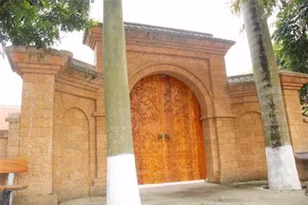 Ngôi nhà nổi tiếng vùng quê Bình Yên - Thạch Thất của ông Nguyễn Văn Nho được làm bằng gỗ mít phỏng theo lối kiến trúc nhà cổ năm gian xưa.