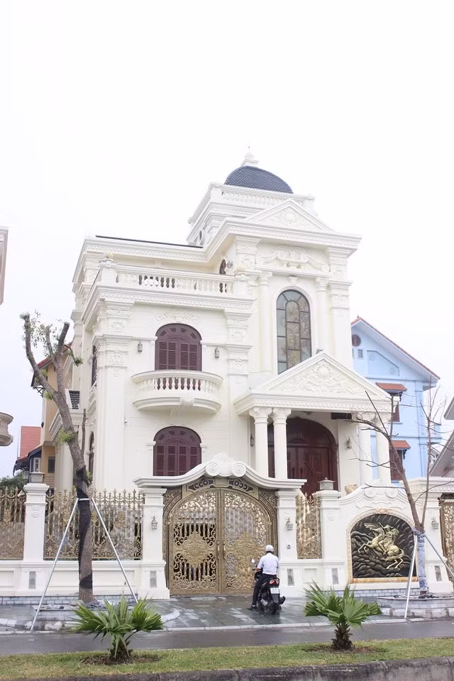 Ngôi biệt thự "khủng" của một đại gia hoạt động trong lĩnh vực khoáng sản giống như một cung điện nhỏ với bộ cổng được làm bằng đồng cực kỳ tinh xảo, với những biểu tượng của sức mạnh và uy quyền.