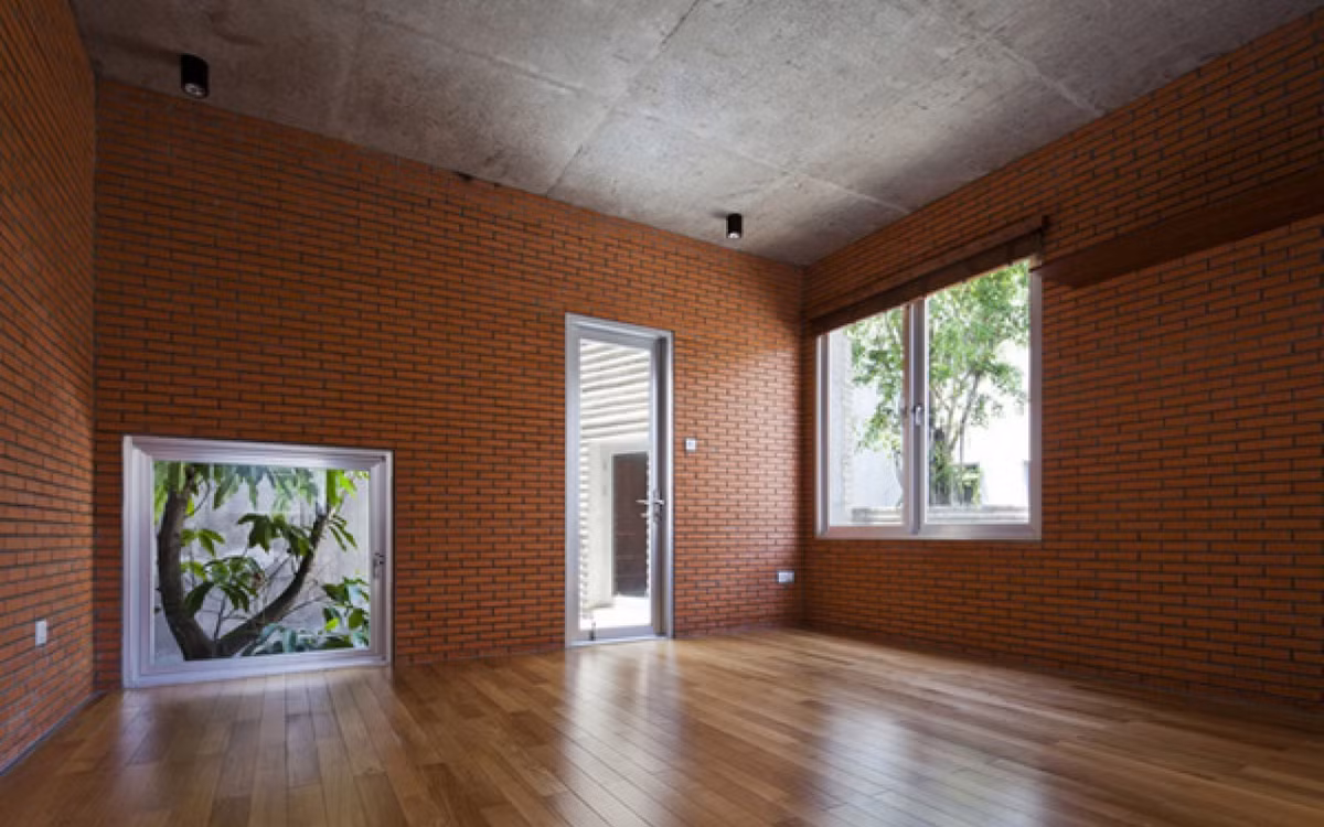 Hệ thống cửa ra vào, cửa sổ đều được thiết kế đơn giản nhằm tối đa hóa sự thông thoáng cho mọi phòng. Ảnh: Trí Thức Trẻ.