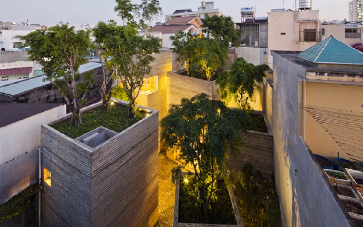 Đây cũng là công trình đầu tiên ở Việt Nam được xây dựng với bê tông cốp pha tre. Vật liệu này giúp tiết kiệm hiệu quả chi phí thi công cho gia chủ. Ảnh: Trí Thức Trẻ.