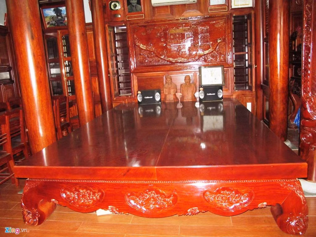 Bên trong ngôi nhà cũng toàn bằng gỗ đinh hương. Một tấm dong lớn đặt ngay cạnh gian bên bàn thờ tổ tiên, hai bên là hai hàng cột. Ảnh: Zing.