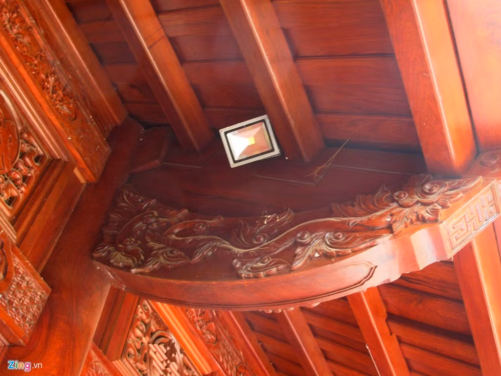 Căn biệt thự được xây dựng từ 700m3 gỗ đinh hương, được làm bởi 4 nhóm thợ từ 4 tỉnh khác nhau gồm: Phần móng và bờ tường do thợ địa phương đảm nhận, phần mộc do thợ người Nam Định, bậc tam cấp được thợ Ninh Bình làm và phần mái và đốc nhà do thợ Huế thi công. Ảnh: Zing.