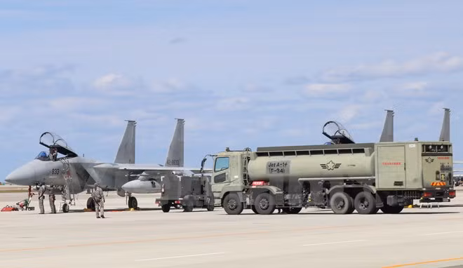 Tiếp nhiên liệu chuẩn bị cho chuyến bay.