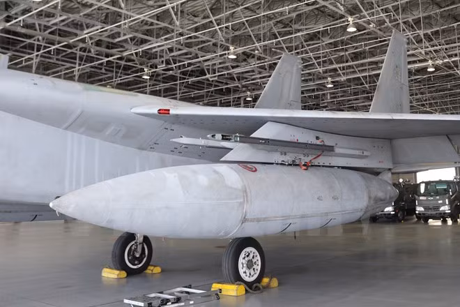 .....kèm theo tên lửa và bom.