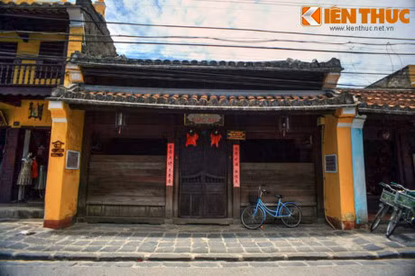 Ngoài ra phải kể đến ngôi nhà cổ Đức An (số 129 đường Trần Phú) đã có 180 năm tuổi. Nhà cổ này được xây dựng theo lối kiến trúc Việt , tận dụng tối đa ánh sáng tạo không gian thoáng đãng, sử dụng vật liệu chính là gỗ kiềng kiềng có sẵn ở vùng Quảng Nam với ưu điểm có thể chống chịu với thời tiết nóng ẩm ở mảnh đất miền Trung. Ảnh: Quốc Quân.