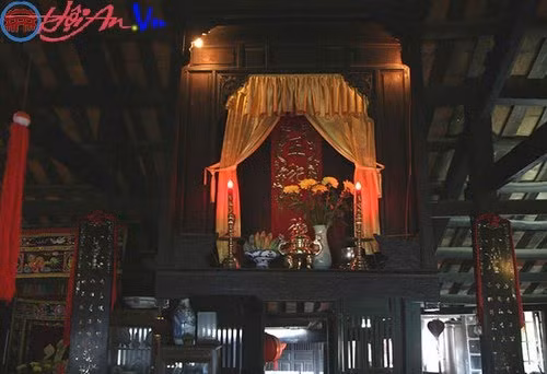 Gian giữa nhà cổ có thờ những vị thần biển phù hộ. Ngày xưa người ta thường dùng tàu để vận chuyển hàng buôn đi các nơi và thông thương với nước ngoài. Ảnh: Hoian.vn.