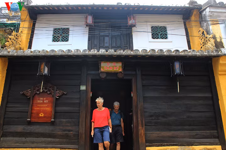 Nhà Tân Ký là một trong những ngôi nhà nổi bật nhất trong số những ngôi nhà cổ ở Hội An. Ngôi nhà này được chủ hiệu buôn Tấn Ký người gốc Hoa xây dựng từ cuối thế kỷ XVIII. Nơi đây đã là nơi cư ngụ của bảy thế hệ trong một gia đình. Ảnh: VOV.