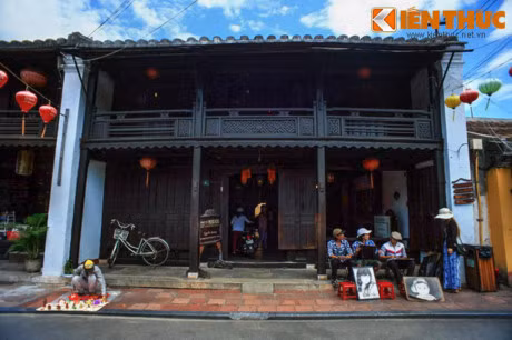 Đặc biệt không kém so với nhà cổ Tân Kỳ là khu nhà cổ Phùng Hưng. Tọa lạc ở Số 4 Nguyễn Thị Minh Khai – thị xã Hội An, nhà cổ Phùng Hưng là nơi chứng kiến sự ra đời nhiều thế hệ của gia đình Phùng Hưng. Nó đã được xây dựng trên hai trăm năm và là mẫu nhà đẹp nhất của lối kiến trúc truyền thống có giá trị văn hóa cao ở Hội An. Ảnh: Quốc Quân.