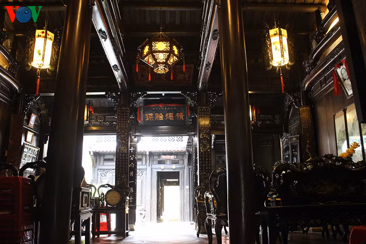 Ngôi nhà còn giữ nhiều dấu tích minh chứng cho giai đoạn thương mại phồn thịnh với nước ngoài, từ thế kỷ 18 đến nửa đầu thế kỷ 19,thời kỳ những nhà buôn giàu có xây dựng những ngôi nhà tráng lệ. Ảnh: VOV.