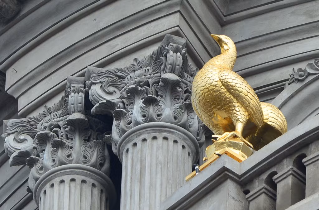 Nhiều người cho rằng, 6 con gà vàng được trấn yểm trên nóc nhà là vì chủ nhân của tòa nhà "cầm tinh" con gà hoặc để phù hợp với phong thủy, thuận lợi cho việc kinh doanh. Ảnh: Zing.