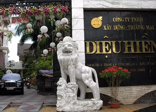 Lâu nay, sư tử đá trở thành linh vật được nhiều đại gia Việt đặt trước cổng nhà vừa để “trấn yểm" cho hợp phong thủy vừa để phô trương sự giàu có. và nữ đại gia Phạm Thị Diệu Hiền cũng không phải ngoại lệ. Ảnh: Internet.