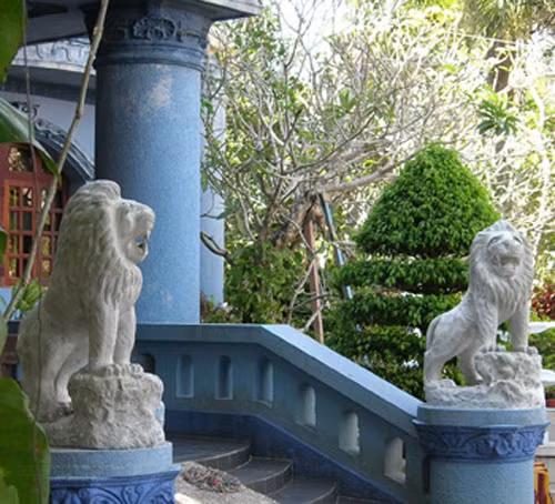 Từ cổng công ty cho đến văn phòng làm việc đều có sư tử đá. Ảnh: Internet.