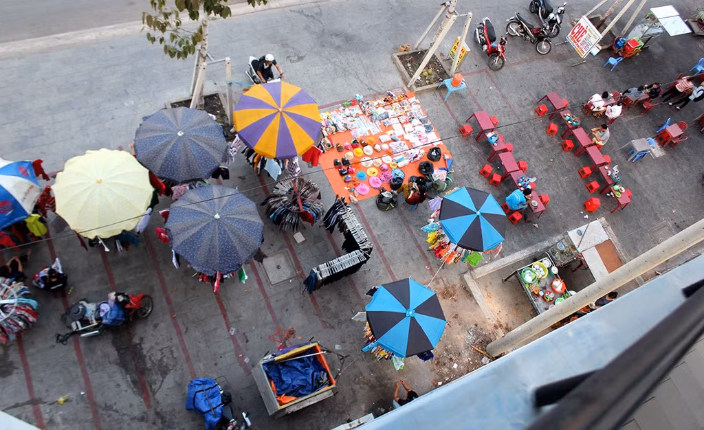 Nhiều quán ăn, cửa hàng ngay trong khuôn viên để phục vụ nhu cầu của người dân.