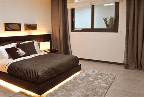 Phòng ngủ ấm cúng nhờ ánh đèn bao quanh chiếc giường.Ảnh: VTC News.