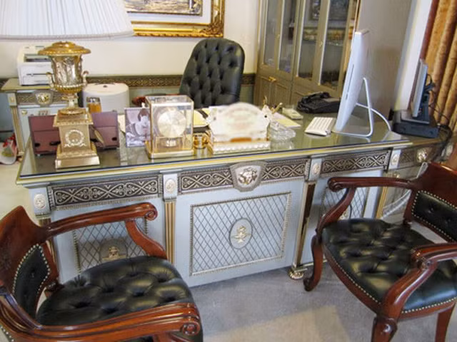 Trong phòng làm việc và phòng khách lưu giữ những đồ cổ đắt tiền như: chiếc đồng hồ cổ bằng đồng thau mang đậm dấu ấn của nền văn hóa Pháp, Ấn Độ. Ảnh: Dân Việt.